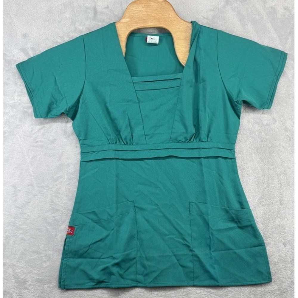 Dickies Medical Nurse Scrub Top Geeen Size XS 19x26 NWT